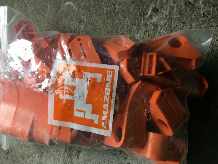 Клапан нижний пластик оранжевый для техники AMAZONE